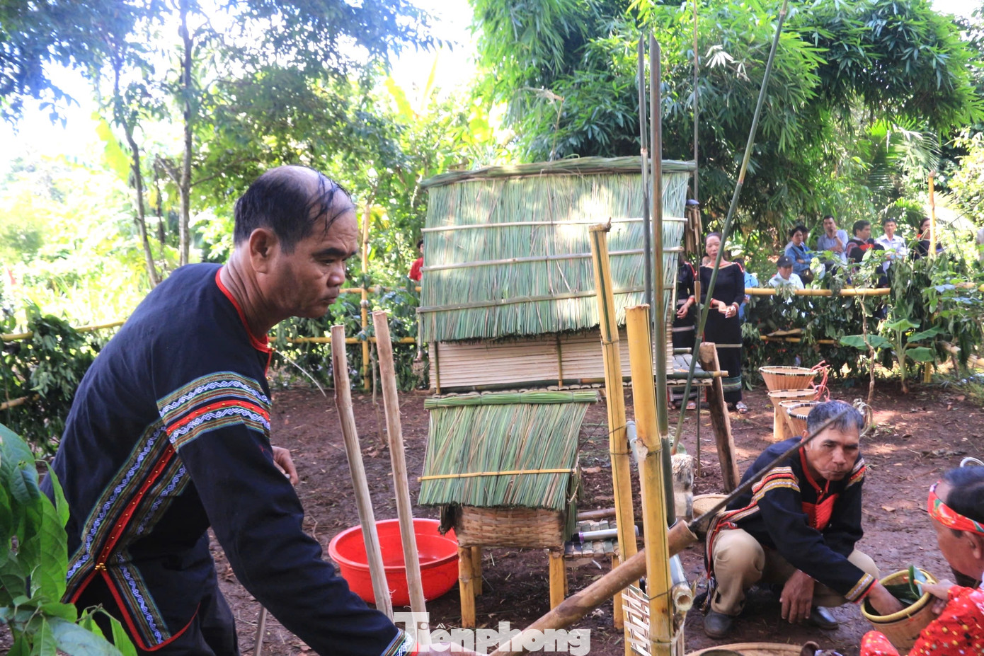 Điều đặc biệt trong lễ cúng no đủ, ngôi nhà sàn và những chiếc kho đựng lúa là không thể thiếu. Ngoài kho lúa, người Ê Đê còn làm kho đựng các vật dụng sản xuất và các động vật rừng săn bắn đã được phơi khô.