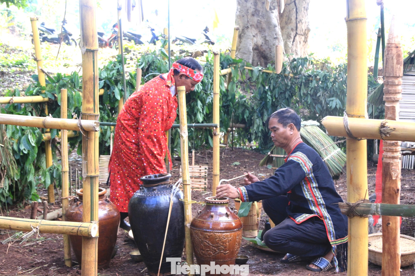 Đặc biệt, 3 ché rượu cần để phục vụ lễ cúng phải do chính người dân trong buôn dùng gạo và men ủ nấu.