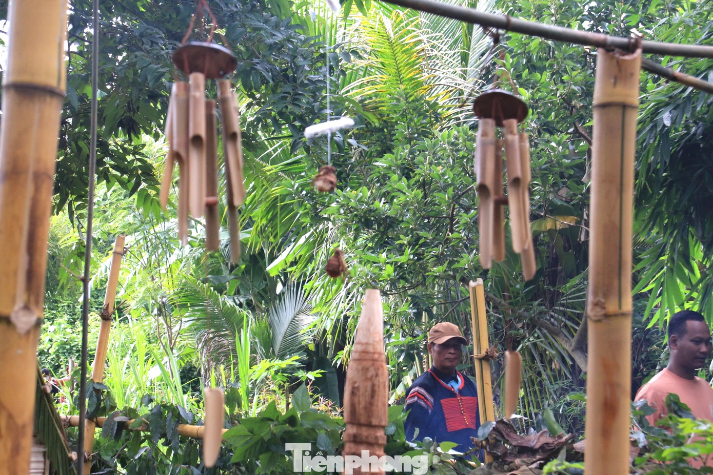 Ngoài ra, xung quanh khu vực tổ chức lễ cúng no đủ còn được treo chuông gió để báo hiệu cho người dân trong buôn về dự lễ, đồng thời xua đuổi những điều không may mắn.