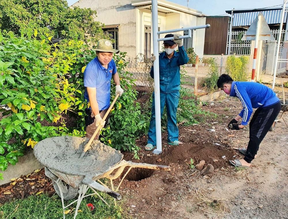 Đoàn thanh niên lắp đặt giá treo cờ ở các tuyến đường Đoàn thanh niên lắp đặt giá treo cờ ở các tuyến đường