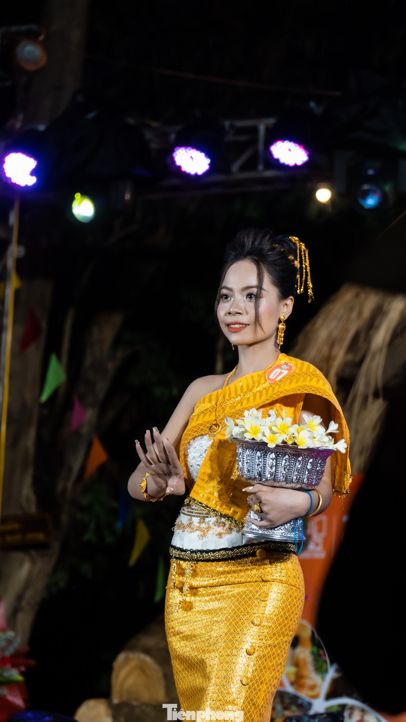 Thí sinh H Quy trình diễn trang phục tự chọn. Thí sinh H Quy trình diễn trang phục tự chọn.