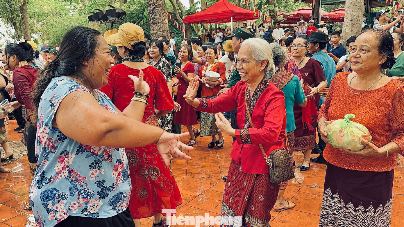 Người già trong làng tham gia vui hội. Người già trong làng tham gia vui hội.