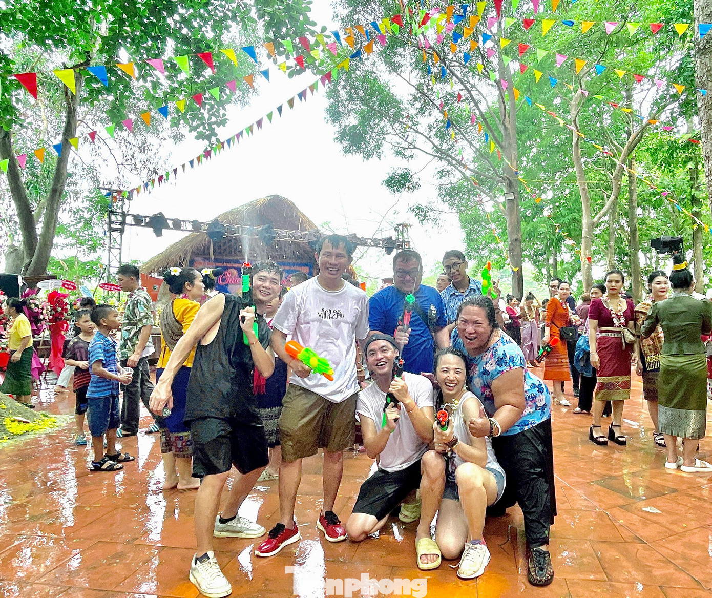 Anh Lê Vinh tại Lễ hội Té nước cùng bạn bè. Anh Lê Vinh tại Lễ hội Té nước cùng bạn bè.