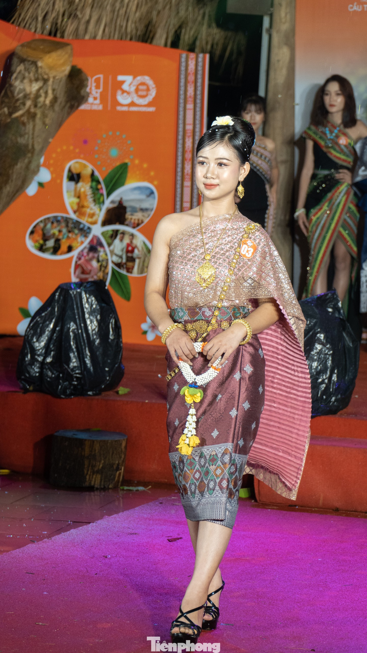 Thí sinh Sáo Cẩm Niê ấn tượng trong trang phục truyền thống Lào. Thí sinh Sáo Cẩm Niê ấn tượng trong trang phục truyền thống Lào.