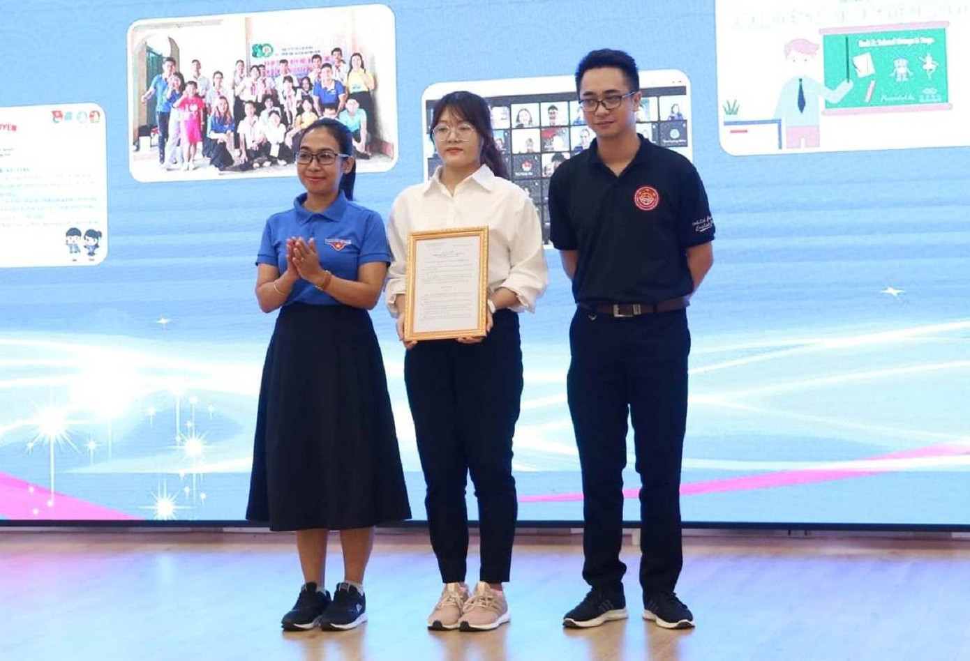 Lãnh đạo Tỉnh Đoàn trao quyết định thành lập, ra mắt đội hình tình nguyện dạy tiếng Anh Lãnh đạo Tỉnh Đoàn trao quyết định thành lập, ra mắt đội hình tình nguyện dạy tiếng Anh