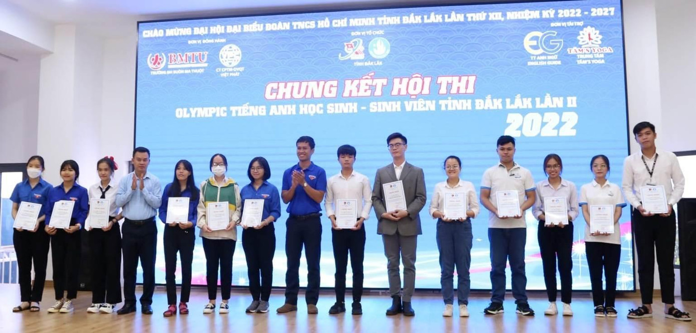 Trao giấy chứng nhận cho các thí sinh Trao giấy chứng nhận cho các thí sinh