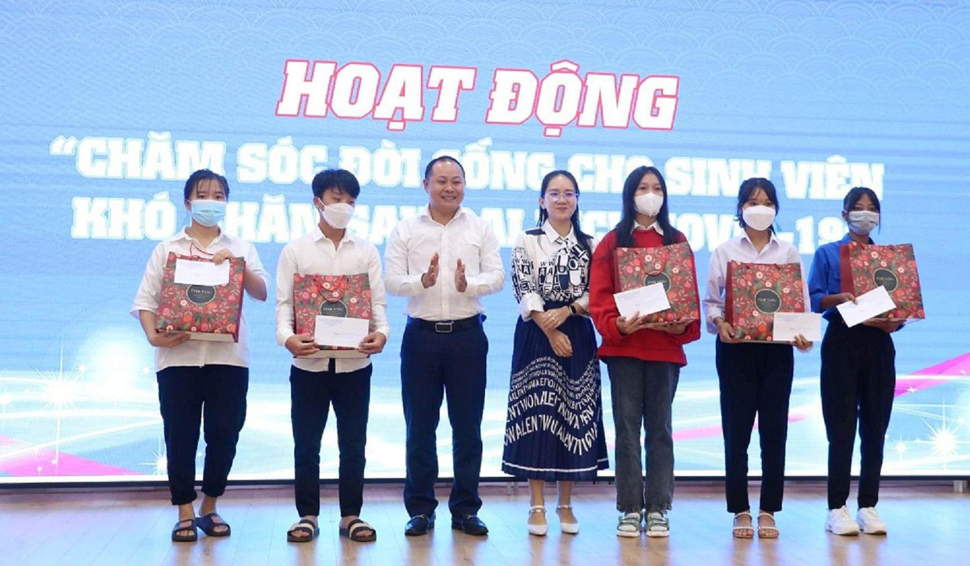 Sinh viên khó khăn nhận học bổng Sinh viên khó khăn nhận học bổng