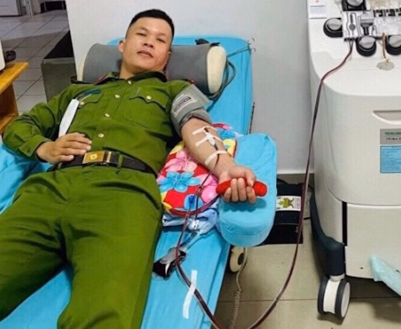 Thời gian qua, nhiều cán bộ, chiến sĩ công an kịp thời hiến máu, tiểu cầu cho những trường hợp khẩn cấp qua cơn nguy kịch