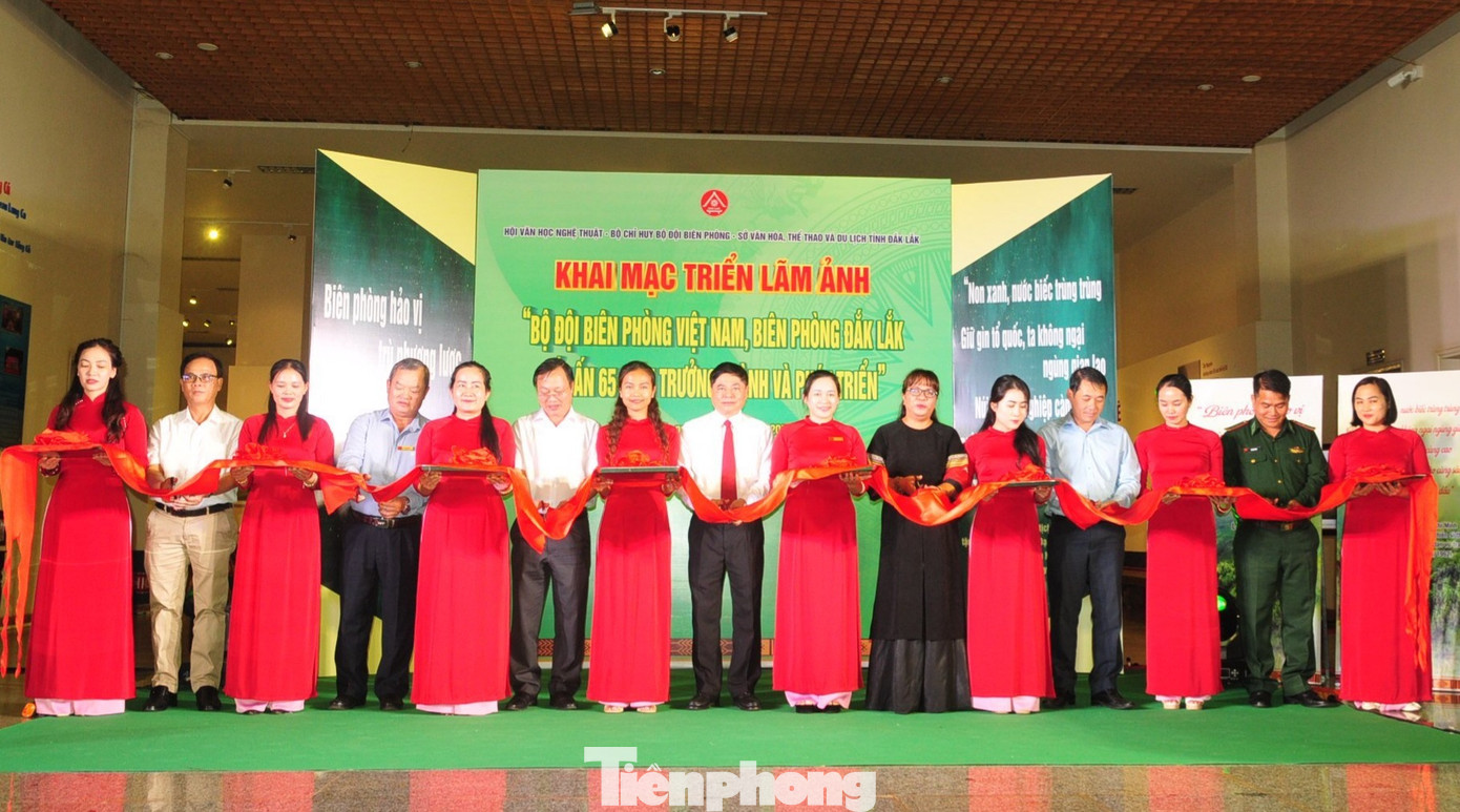 Các đại biểu cắt băng khai mạc triển lãm.