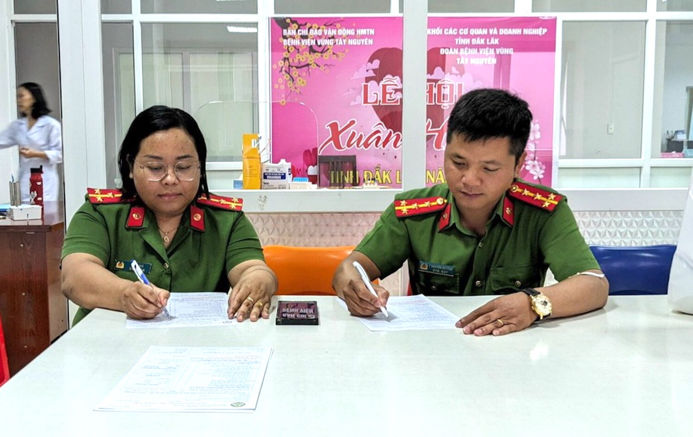 Thượng úy H’ Hà Niê, cán bộ Công an thị trấn Đắk Mâm và Đại úy Y Nguyên Bu Tông, Cán bộ Công an xã Quảng Phú làm thủ tục hiến máu