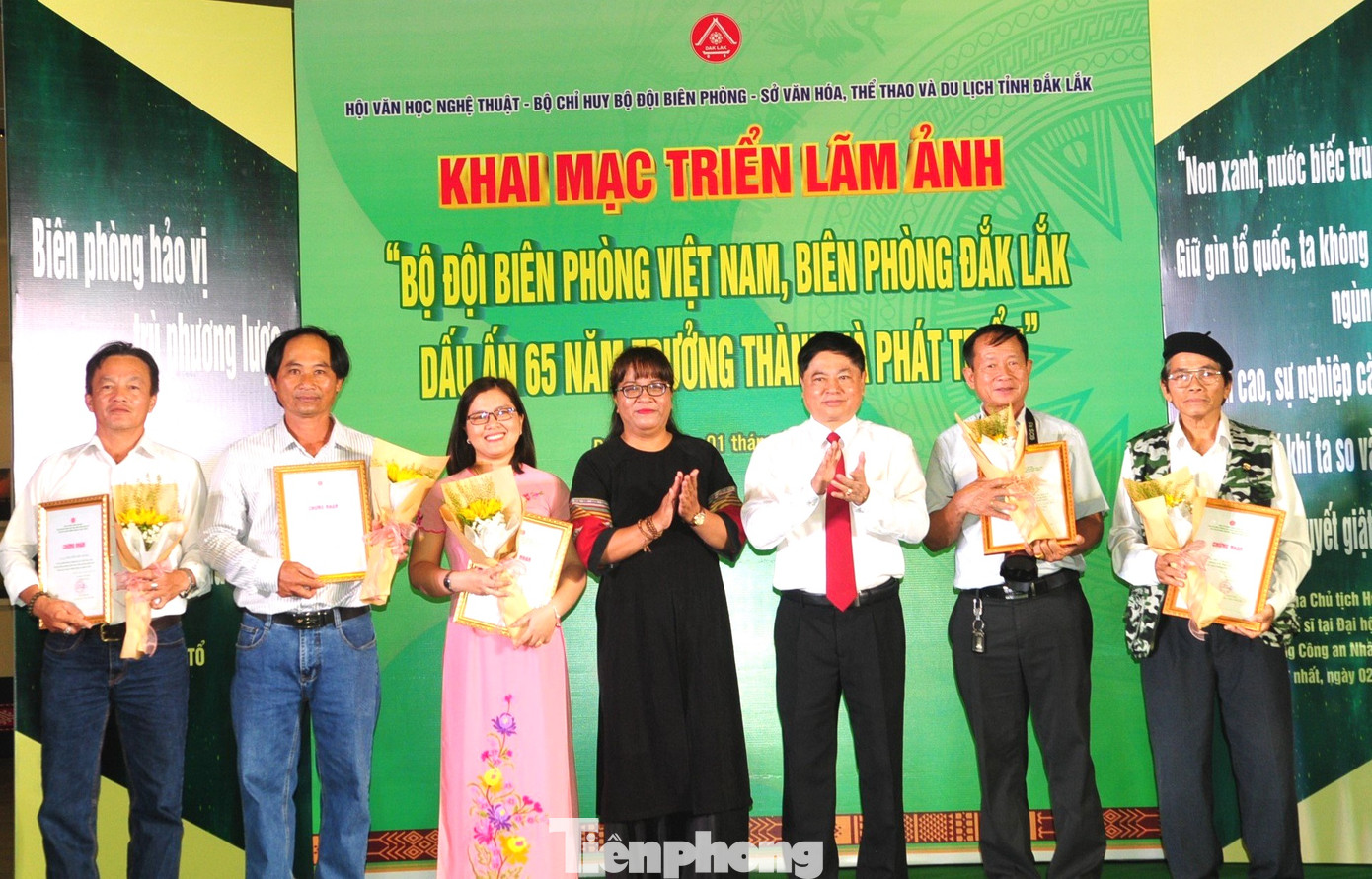 Ban Tổ chức trao Chứng nhận cho các tác giả có ảnh trưng bày tại triển lãm.