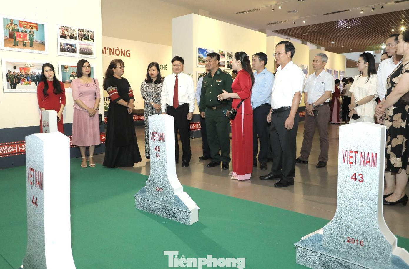 Nhân viên Bảo tàng Đắk Lắk giới thiệu về các cột mốc trên biên giới Việt Nam - Campuchia tại Đắk Lắk đến các đại biểu, du khách.