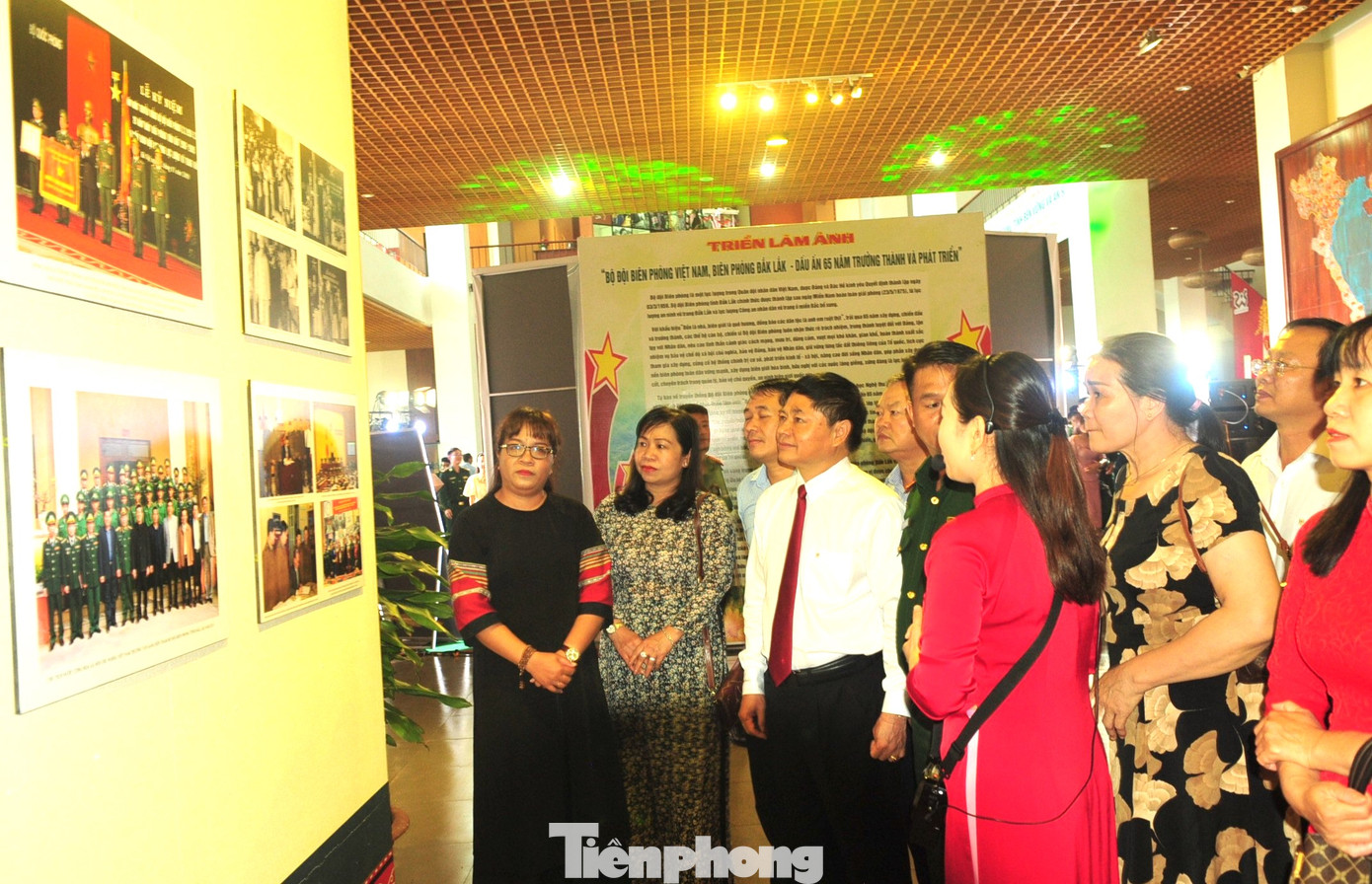 Các đại biểu tham quan tại triển lãm.