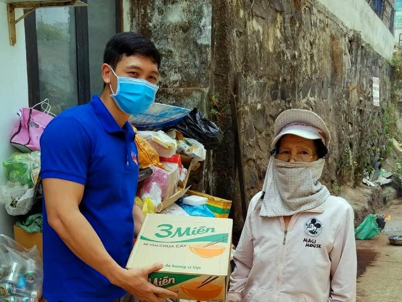 Anh Phong tặng quà cho người dân khó khăn