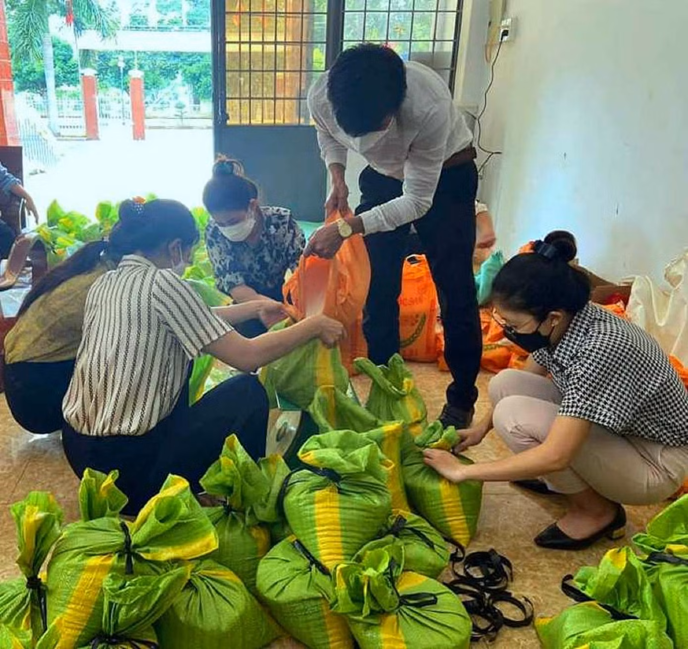 Tình nguyện viên huyện Cư M'gar chuẩn bị gạo cho túi quà an sinh Tình nguyện viên huyện Cư M'gar chuẩn bị gạo cho túi quà an sinh