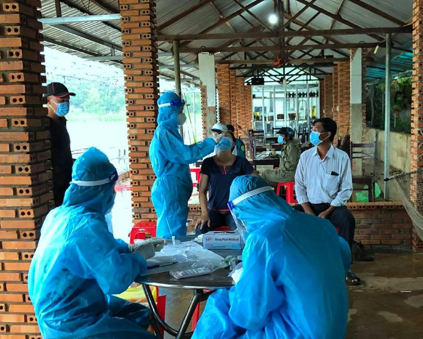 Anh Phong và tổ test đang làm nhiệm vụ