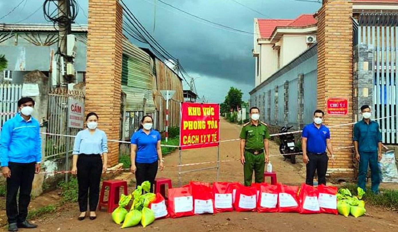 Huyện Đoàn Cư M&apos;gar phối hợp với chùa Hoa Nghiêm trao tặng 100 túi quà an sinh