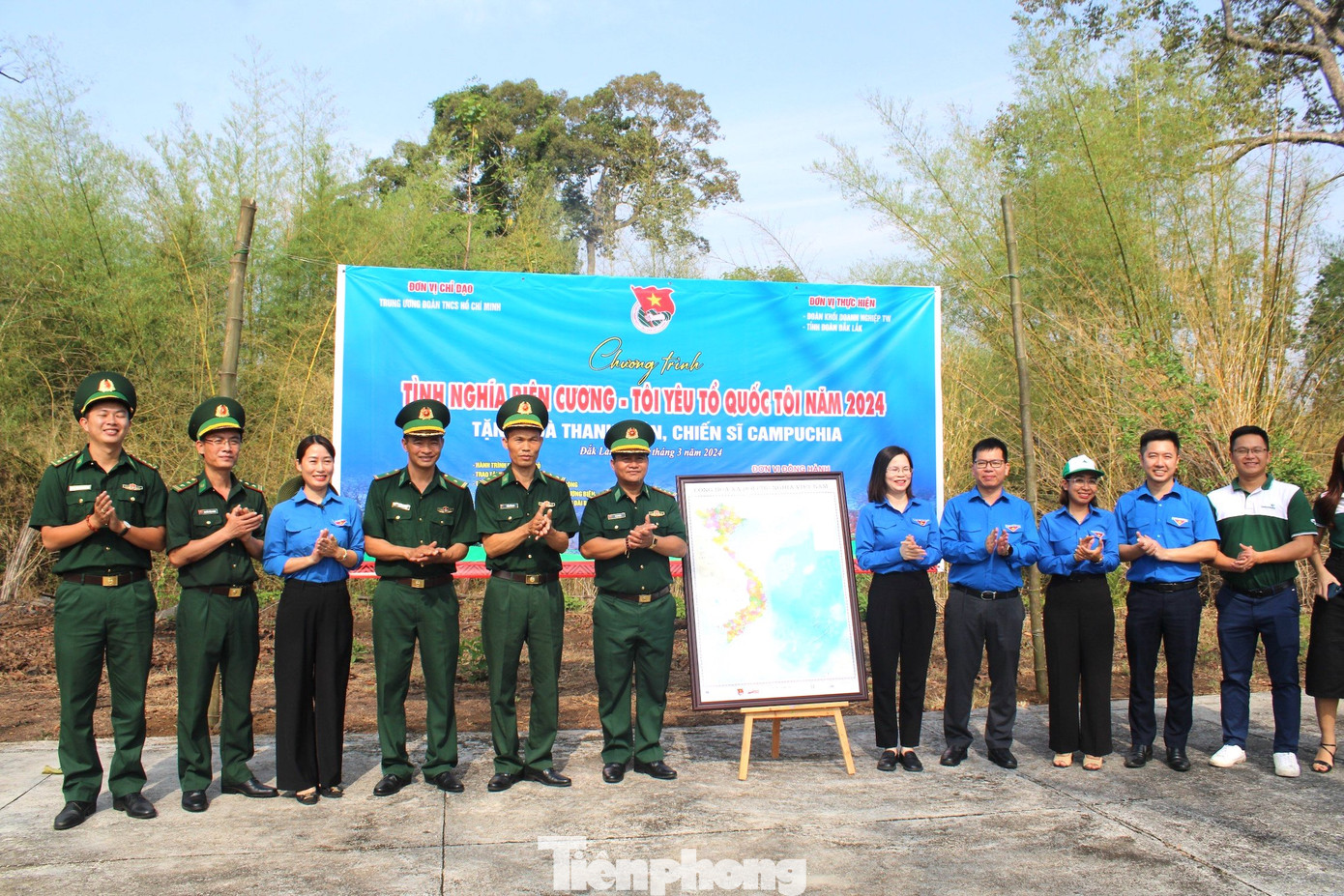 Đoàn công tác trao tặng bản đồ Việt Nam tự hào một dải non sông