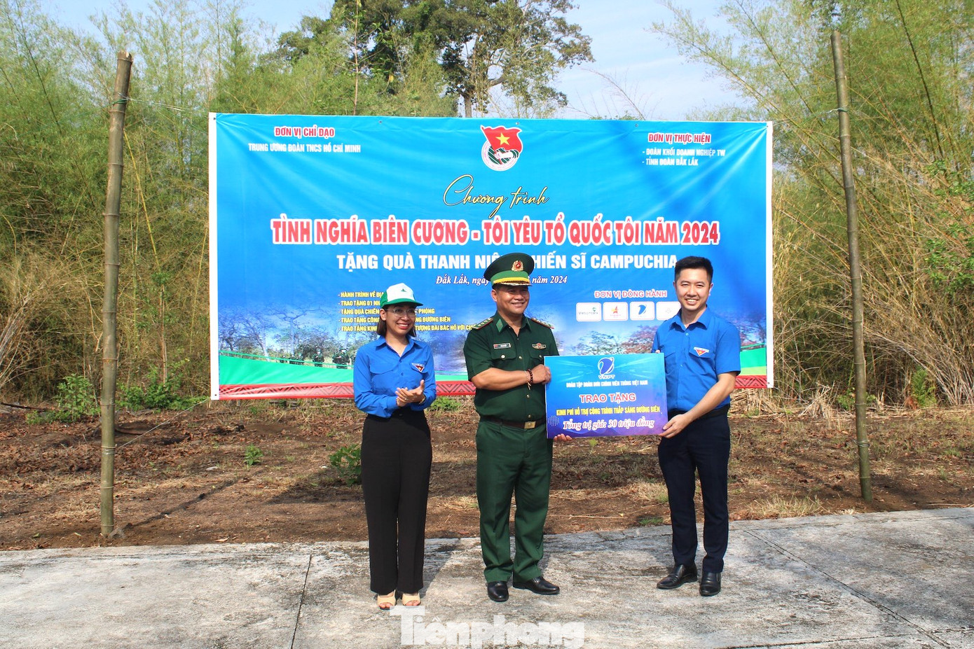 Trao tặng bảng tượng trưng hỗ trợ công trình Thắp sáng đường biên.