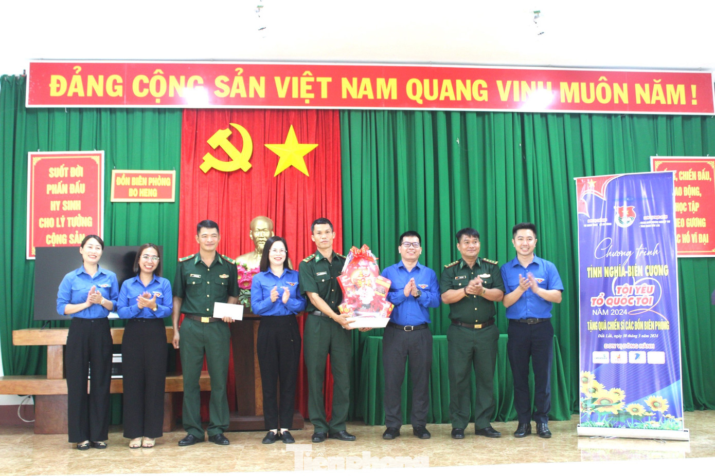 Đoàn công tác thăm, tặng quà cho cán bộ chiến sĩ các đồn biên phòng