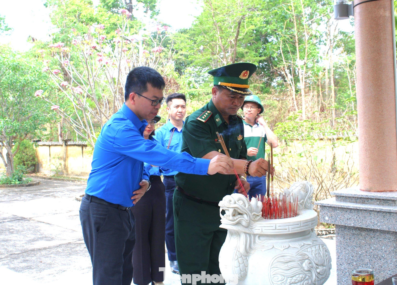 Đoàn công tác dâng hương tưởng niệm tại Nhà bia ghi danh các anh hùng liệt sĩ đã hy sinh tại khu vực Đồn Biên phòng Sêrêpốk