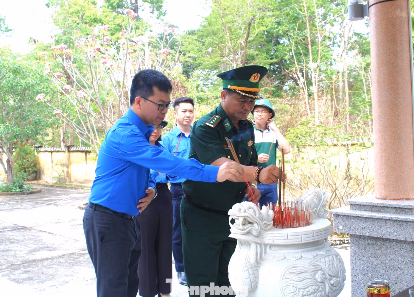 Đoàn công tác dâng hương tưởng niệm tại Nhà bia ghi danh các anh hùng liệt sĩ đã hy sinh tại khu vực Đồn Biên phòng Sêrêpốk