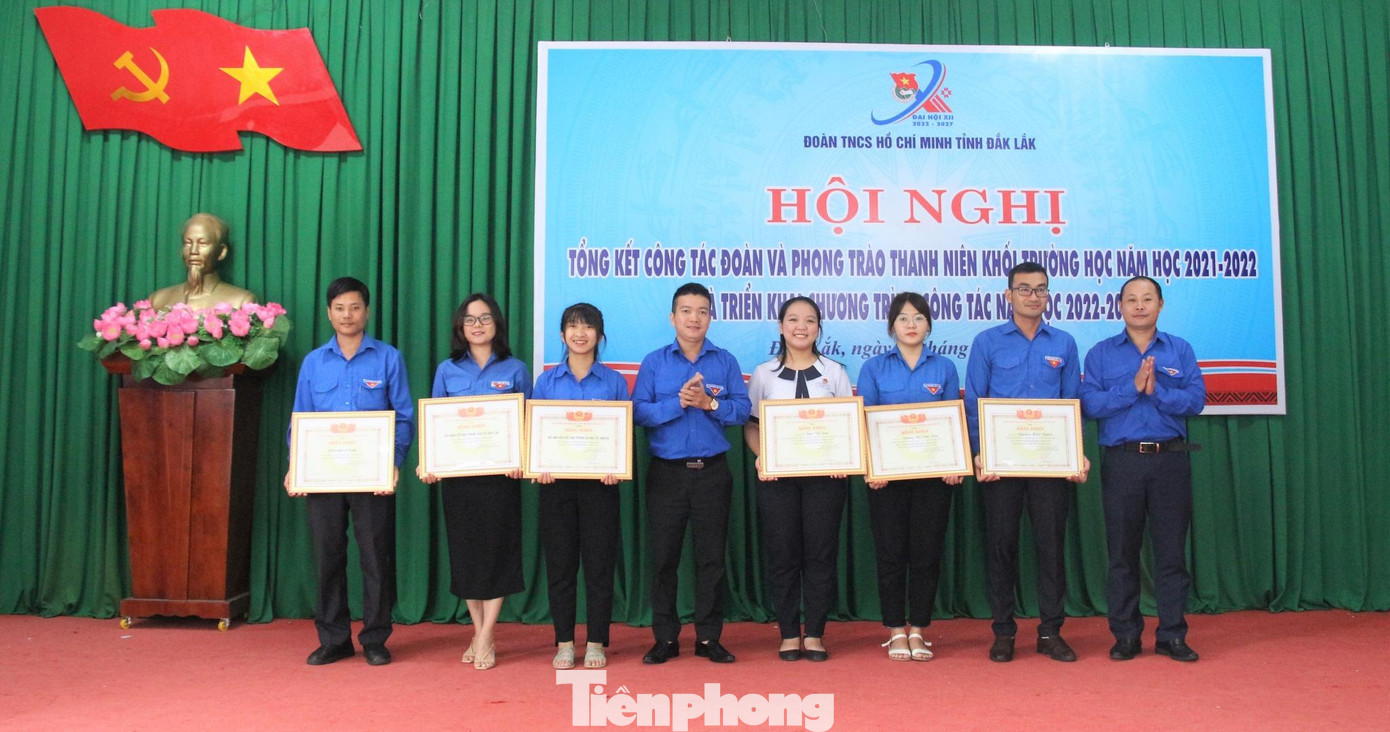 Đại diện lãnh đạo tỉnh đoàn tặng Bằng khen cho tập thể, cá nhân xuất sắc