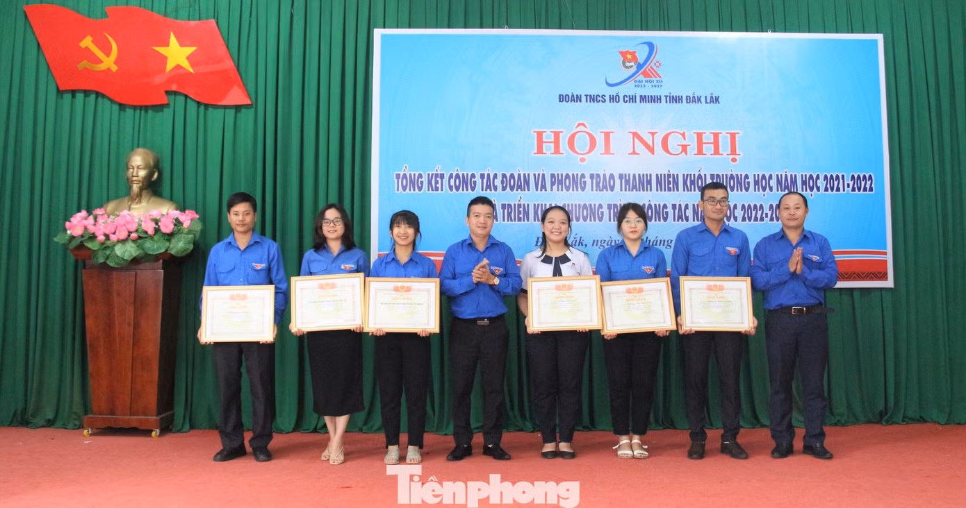 Đại diện lãnh đạo tỉnh đoàn tặng Bằng khen cho tập thể, cá nhân xuất sắc