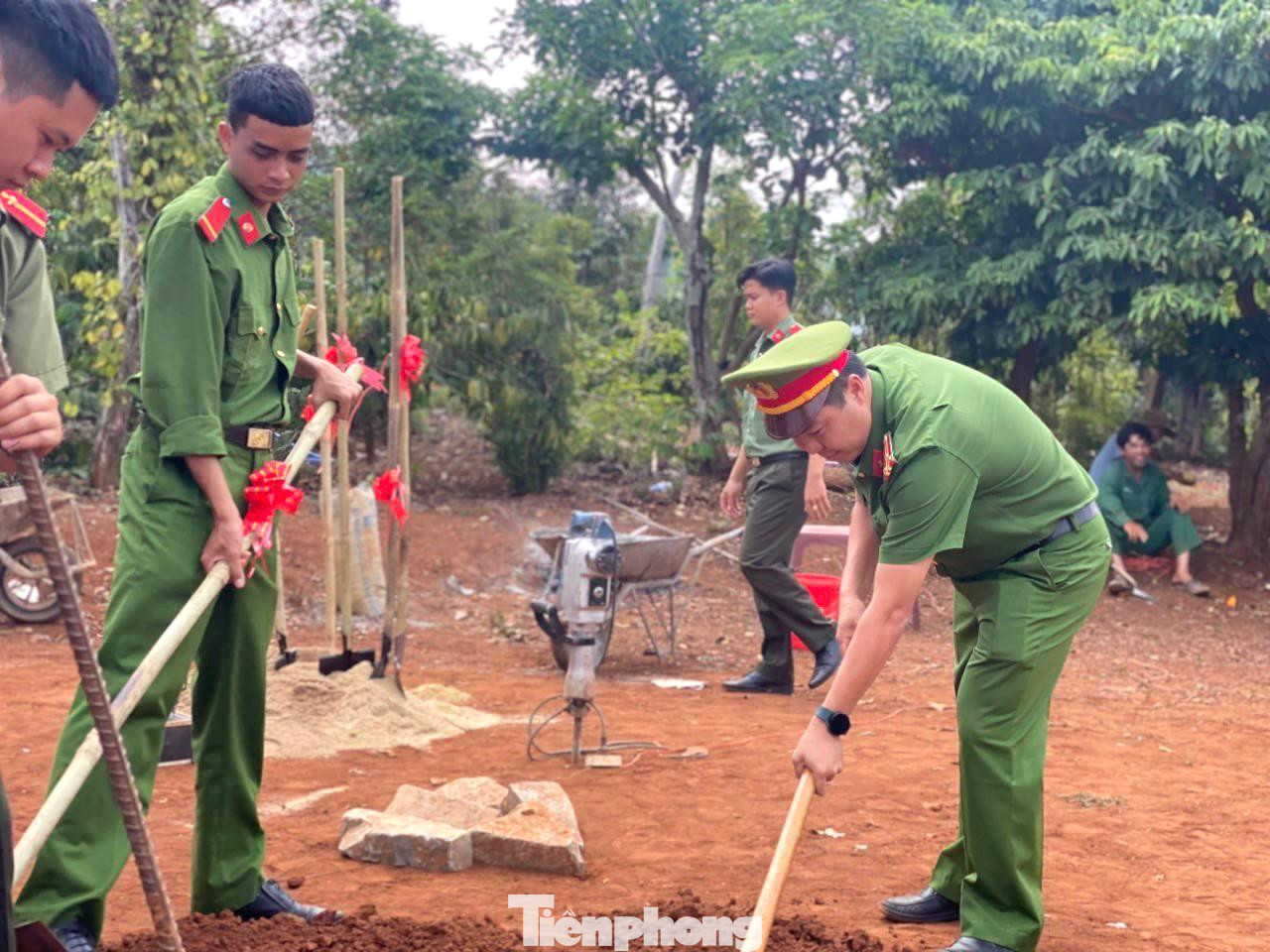 Hàng trăm tình nguyện viên đã tham gia đóng góp công sức, tài chính, tạo nên sức mạnh cộng đồng to lớn. Các căn nhà tình nghĩa được thiết kế kiên cố, đảm bảo tiêu chuẩn về kỹ thuật và vệ sinh môi trường, mang lại sự an tâm cho các hộ gia đình. Hàng trăm tình nguyện viên đã tham gia đóng góp công sức, tài chính, tạo nên sức mạnh cộng đồng to lớn. Các căn nhà tình nghĩa được thiết kế kiên cố, đảm bảo tiêu chuẩn về kỹ thuật và vệ sinh môi trường, mang lại sự an tâm cho các hộ gia đình.