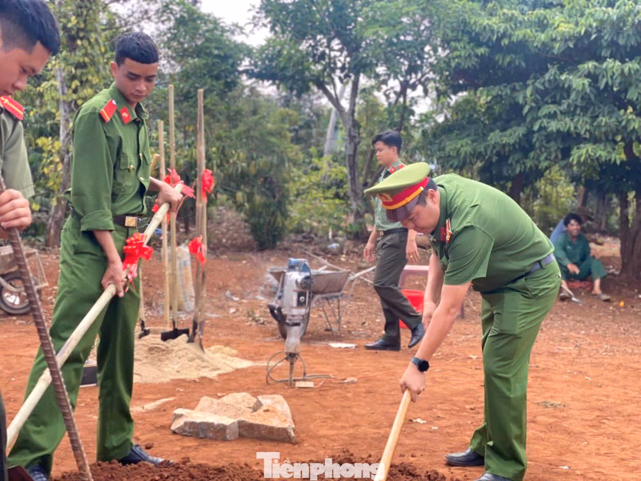 Hàng trăm tình nguyện viên đã tham gia đóng góp công sức, tài chính, tạo nên sức mạnh cộng đồng to lớn. Các căn nhà tình nghĩa được thiết kế kiên cố, đảm bảo tiêu chuẩn về kỹ thuật và vệ sinh môi trường, mang lại sự an tâm cho các hộ gia đình.