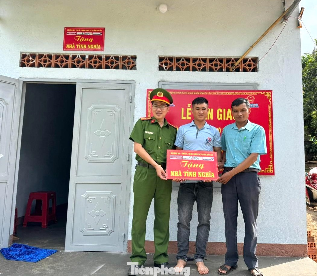 Với tinh thần “Vì dân phục vụ” lực lượng công an không chỉ bảo vệ an ninh trật tự mà còn trực tiếp hỗ trợ trong quá trình xây dựng. Với 79 ngày đêm nỗ lực không ngừng, huyện Krông Búk đã hoàn thiện 84 căn nhà mới cho người dân. Với tinh thần “Vì dân phục vụ” lực lượng công an không chỉ bảo vệ an ninh trật tự mà còn trực tiếp hỗ trợ trong quá trình xây dựng. Với 79 ngày đêm nỗ lực không ngừng, huyện Krông Búk đã hoàn thiện 84 căn nhà mới cho người dân.