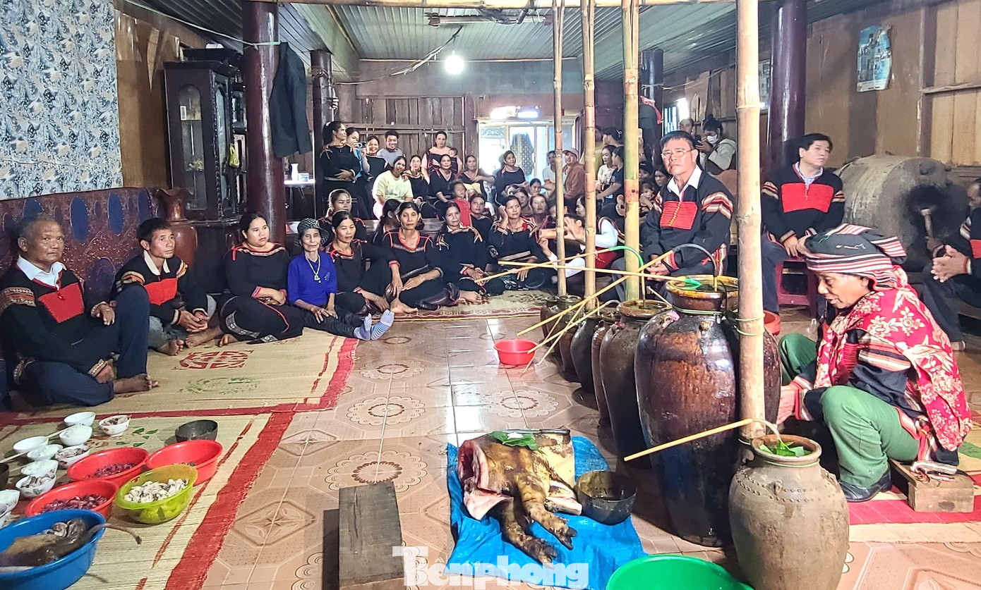 Lễ vật bày biện đầy đủ gồm một con heo thiến, 8 ché rượu cần cột giữa nhà, 5 chén đồng đựng đầy rượu. Buổi lễ bắt đầu bằng tiếng cồng chiêng, thông báo tin lễ đến mọi người trong buôn.