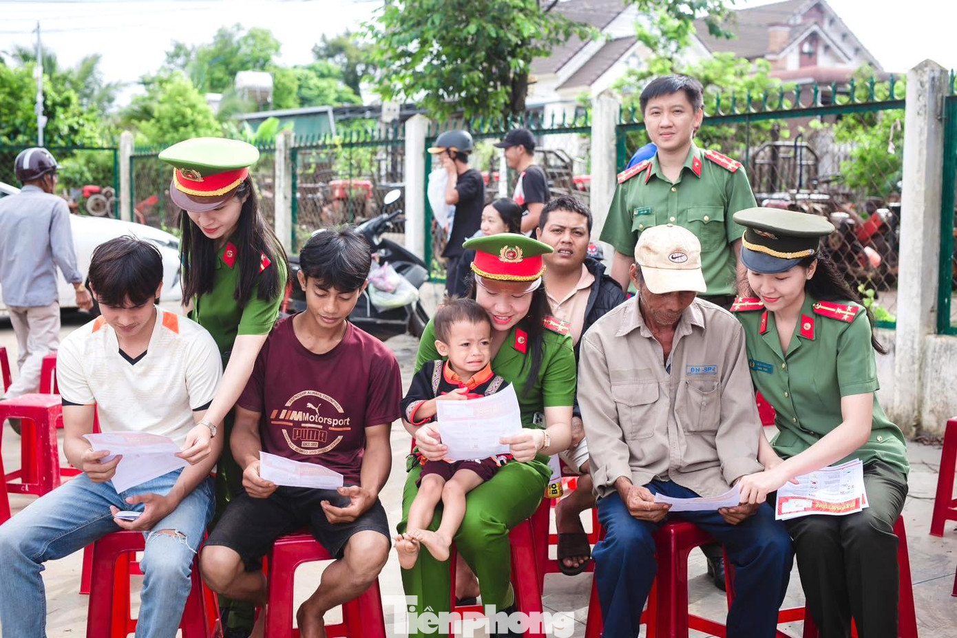 Bên cạnh đó, tham gia phát triển kinh tế, bảo đảm an sinh xã hội; tổ chức tuyên truyền pháp luật, nâng cao ý thức người dân trong việc tự phòng, tự bảo quản tài sản, cảnh giác trước âm mưu, thủ đoạn lừa đảo của các loại tội phạm; đẩy mạnh thực hiện cao điểm vận động nhân dân giao nộp vũ khí, vật liệu nổ, công cụ hỗ trợ. Bên cạnh đó, tham gia phát triển kinh tế, bảo đảm an sinh xã hội; tổ chức tuyên truyền pháp luật, nâng cao ý thức người dân trong việc tự phòng, tự bảo quản tài sản, cảnh giác trước âm mưu, thủ đoạn lừa đảo của các loại tội phạm; đẩy mạnh thực hiện cao điểm vận động nhân dân giao nộp vũ khí, vật liệu nổ, công cụ hỗ trợ.