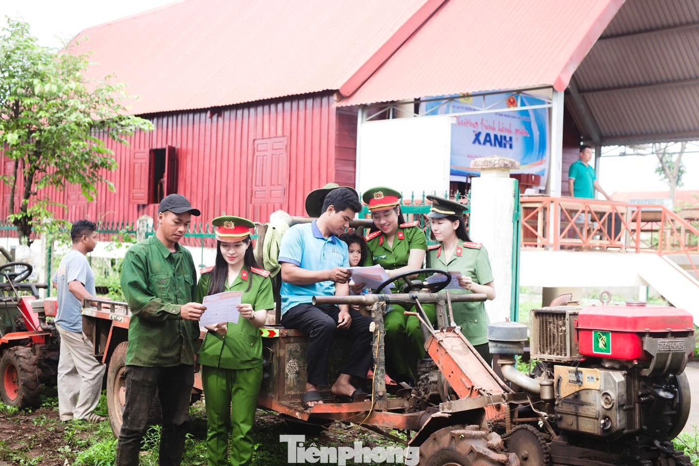 Đoàn cơ sở công an TP Buôn Ma Thuột vừa tổ chức Chiến dịch “Hành quân xanh” tại buôn Dhă Prông (xã Cư Êbur, TP Buôn Ma Thuột, Đắk Lắk). Đoàn tuyên truyền các điểm mới của Luật căn cước năm 2023, dự án luật quản lý, sử dụng vũ khí, vật liệu nổ và công cụ hỗ trợ. Đoàn cơ sở công an TP Buôn Ma Thuột vừa tổ chức Chiến dịch “Hành quân xanh” tại buôn Dhă Prông (xã Cư Êbur, TP Buôn Ma Thuột, Đắk Lắk). Đoàn tuyên truyền các điểm mới của Luật căn cước năm 2023, dự án luật quản lý, sử dụng vũ khí, vật liệu nổ và công cụ hỗ trợ.