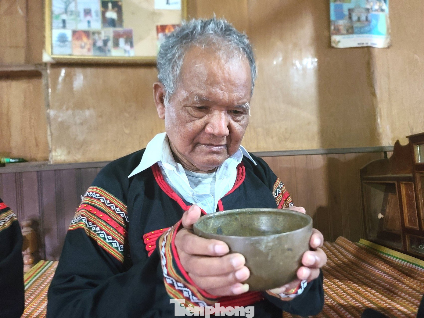 Chủ nhân của buổi lễ là ông Y Hai Kbuôr (82 tuổi, trú cùng buôn), bác ruột của gia đình bà H’Thinh.