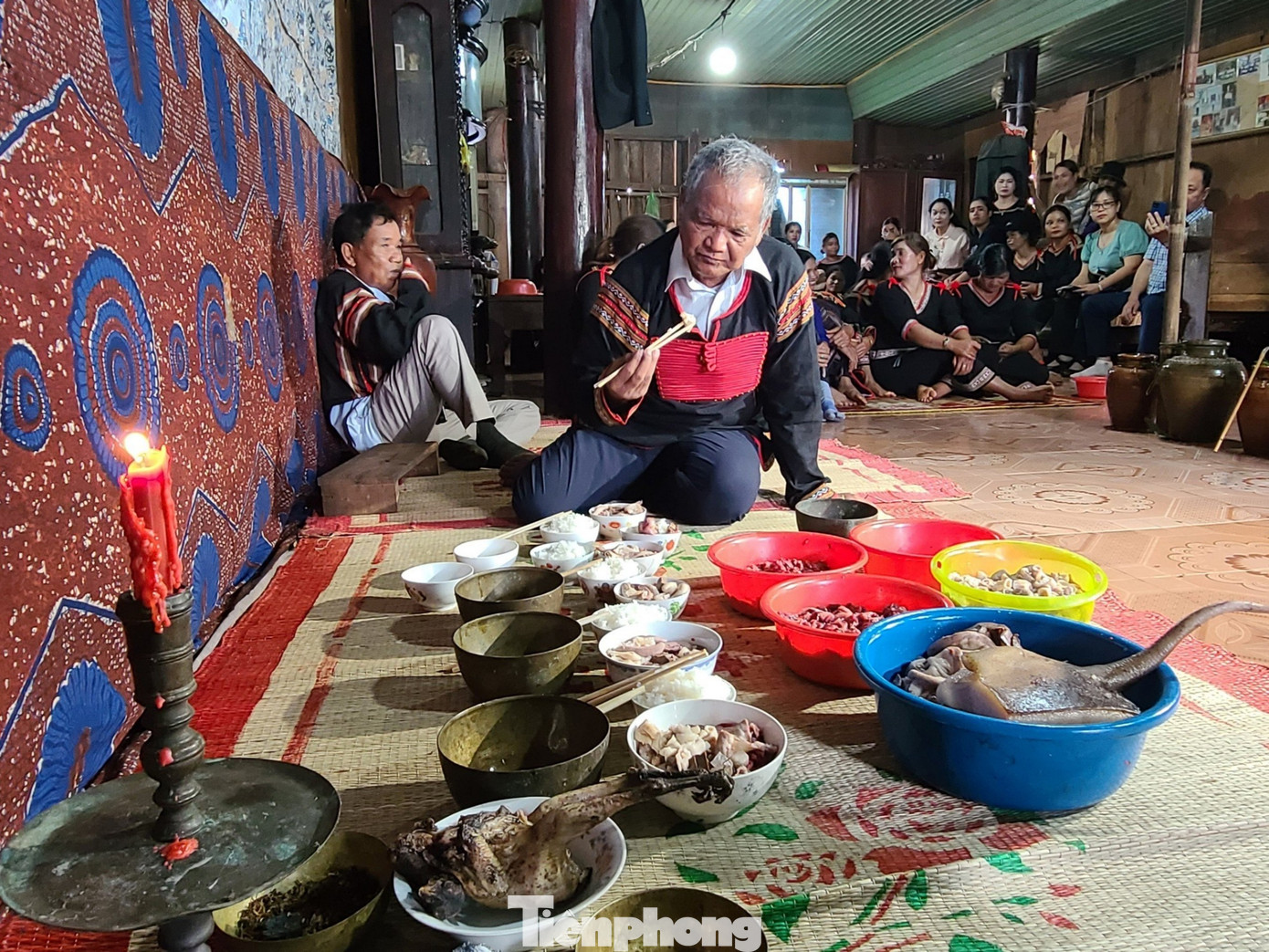 Tiếp đó, thầy cúng mời người được cúng ăn chút cơm, thịt trong mâm lễ.