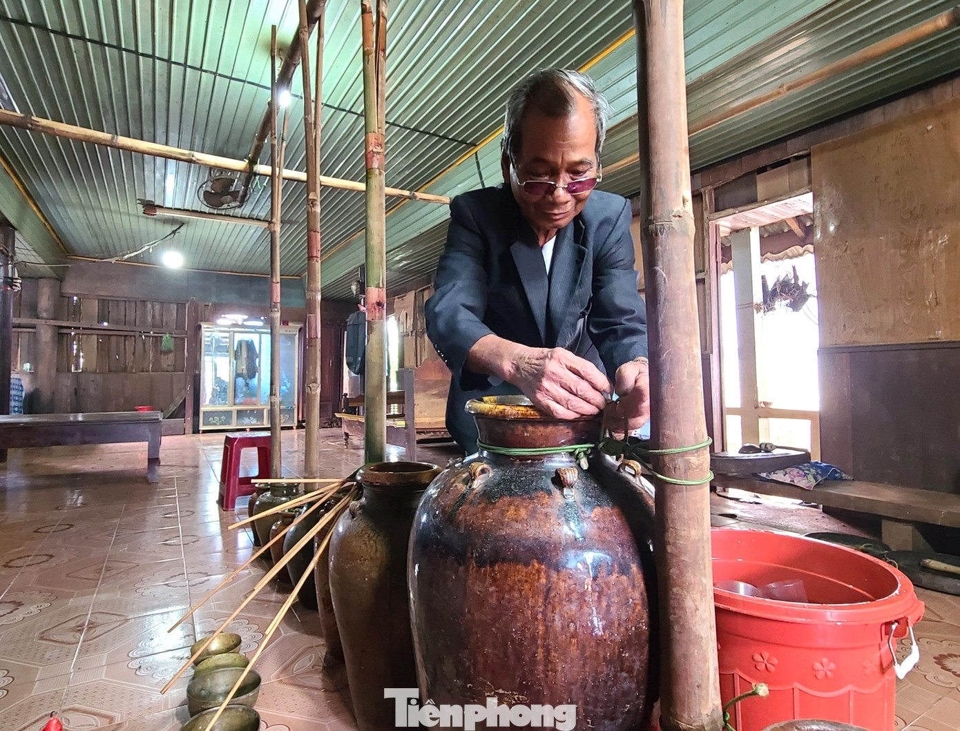 “Trước ngày tổ chức lễ cúng sức khỏe, người dân trong buôn, mỗi người góp một ít gạo cho chủ nhà nấu rượu phục vụ lễ cúng. Điều này thể hiện tinh thần gắn kết, sẵn sàng sẻ chia nỗi niềm trong cuộc sống của cộng đồng người Ê Đê”, ông Y Hai cho biết.