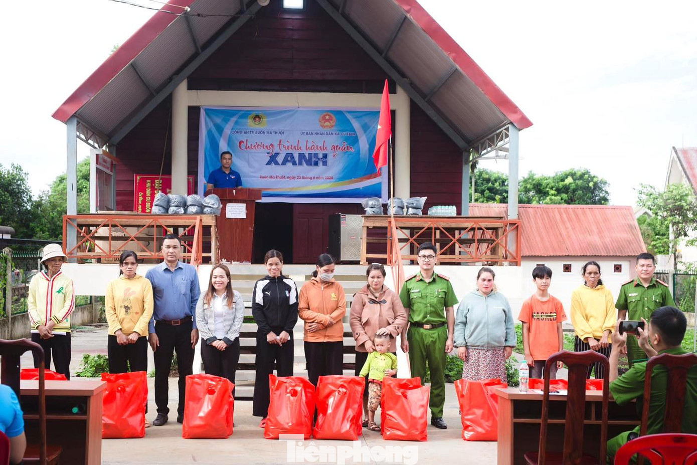 Tại chương trình, đoàn trao tặng 100 mũ bảo hiểm cho học sinh trong chương trình "Đồng hành cùng em tới trường”; Trao tặng 10 phần quà cho hộ gia đình có hoàn cảnh khó khăn, gia đình chính sách trên địa bàn buôn. Tại chương trình, đoàn trao tặng 100 mũ bảo hiểm cho học sinh trong chương trình "Đồng hành cùng em tới trường”; Trao tặng 10 phần quà cho hộ gia đình có hoàn cảnh khó khăn, gia đình chính sách trên địa bàn buôn.
