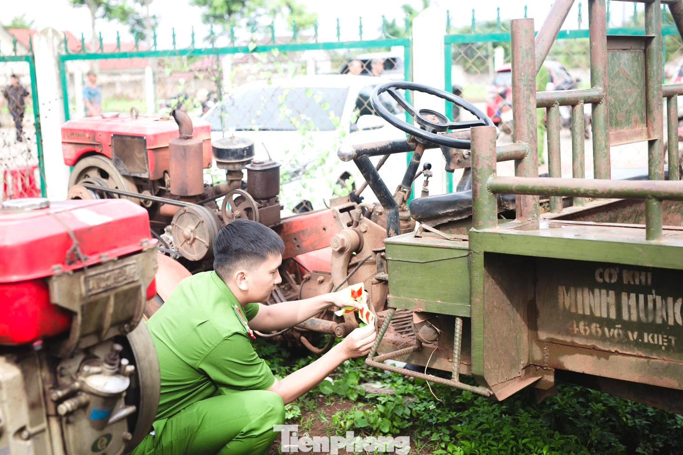 Cán bộ, chiến sĩ công an dán decal phản quang cho hơn 200 xe công nông, máy cày trên địa bàn. Qua đó, tuyên truyền vận động các hộ dân có xe công nông, xe máy cày lắp còi, đèn, dán phản quang nhằm hạn chế các vụ tai nạn va chạm giao thông xảy ra, góp phần ổn định tình hình trật tự an toàn xã hội tại địa phương. Cán bộ, chiến sĩ công an dán decal phản quang cho hơn 200 xe công nông, máy cày trên địa bàn. Qua đó, tuyên truyền vận động các hộ dân có xe công nông, xe máy cày lắp còi, đèn, dán phản quang nhằm hạn chế các vụ tai nạn va chạm giao thông xảy ra, góp phần ổn định tình hình trật tự an toàn xã hội tại địa phương.