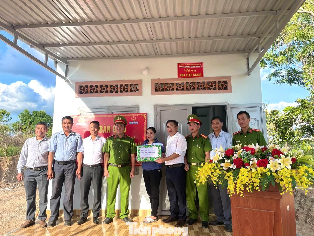 Mới đây, UBND huyện Krông Búk tổ chức bàn giao căn nhà cuối cùng trong tổng số 84 căn nhà tình nghĩa trong Đề án xây 1.200 căn nhà hỗ trợ hộ nghèo, đồng bào dân tộc thiểu số (DTTS) khó khăn về nhà ở cho bà con trên địa bàn tỉnh Đắk Lắk. Mới đây, UBND huyện Krông Búk tổ chức bàn giao căn nhà cuối cùng trong tổng số 84 căn nhà tình nghĩa trong Đề án xây 1.200 căn nhà hỗ trợ hộ nghèo, đồng bào dân tộc thiểu số (DTTS) khó khăn về nhà ở cho bà con trên địa bàn tỉnh Đắk Lắk.