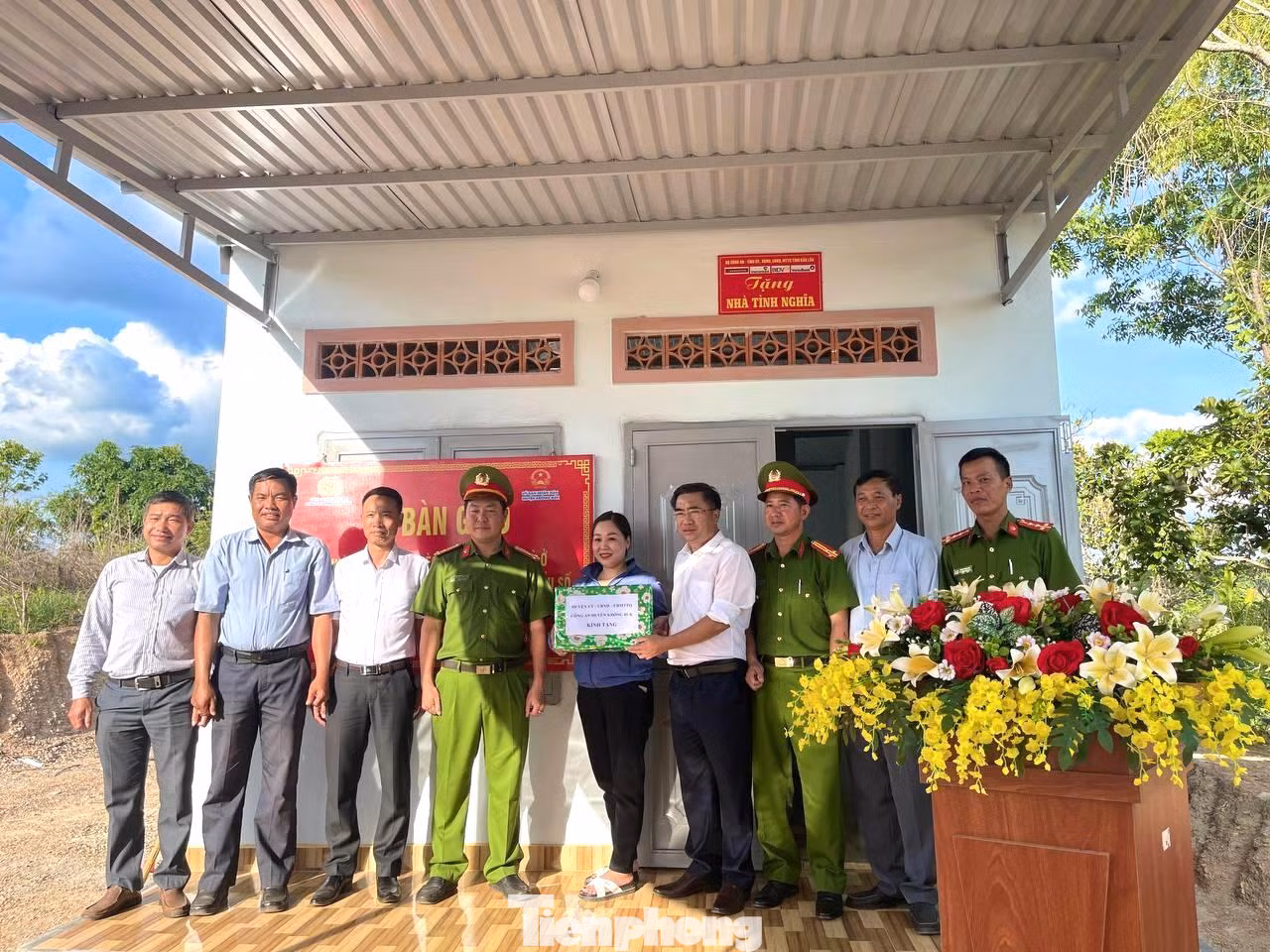 Mới đây, UBND huyện Krông Búk tổ chức bàn giao căn nhà cuối cùng trong tổng số 84 căn nhà tình nghĩa trong Đề án xây 1.200 căn nhà hỗ trợ hộ nghèo, đồng bào dân tộc thiểu số (DTTS) khó khăn về nhà ở cho bà con trên địa bàn tỉnh Đắk Lắk.