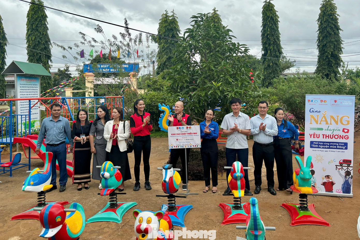 Thực hiện chương trình công tác Đoàn và phong trào thanh thiếu nhi năm 2024 với chủ đề “Năm thanh niên tình nguyện”, mới đây Tỉnh Đoàn Đắk Lắk tổ chức chương trình tình nguyện mùa đông “Giao nắng chuyển yêu thương” tại xã Ea H’đing, huyện Cư M’gar.