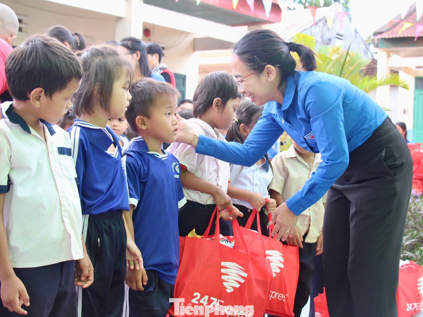 Trong khuôn khổ chương trình, các đơn vị còn tổ chức các hoạt động vui chơi, giao lưu văn hóa văn nghệ tạo không khí vui tươi, động viên, khích lệ tinh thần các em học sinh nỗ lực vươn lên trong học tập.