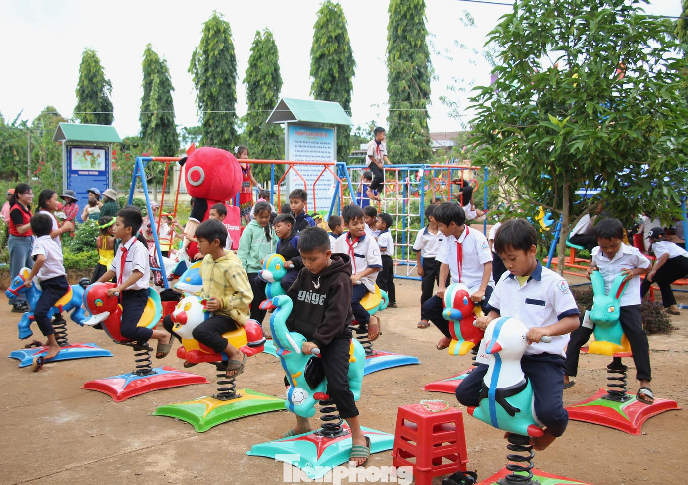Tại chương trình, các đơn vị đã thăm hỏi, động viên, trao tặng công trình “Khu vui chơi thiếu nhi”, “tranh vẽ tường”; tặng 150 thẻ bảo hiểm y tế và 200 suất quà cho học sinh khó khăn của một trường tiểu học trên địa bàn.