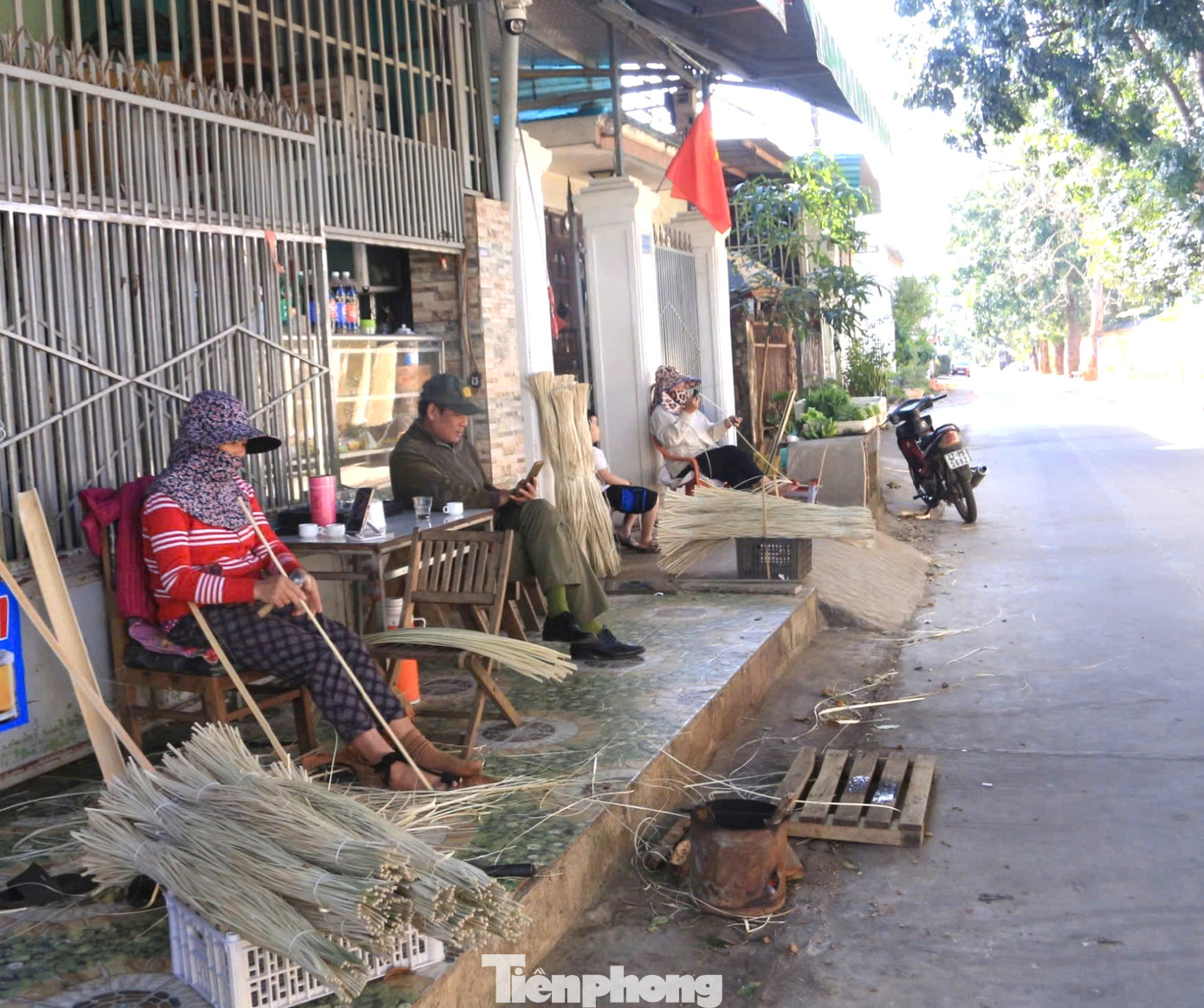 Những ngày cận Tết Nguyên đán, trong con hẻm ở TP. Buôn Ma Thuột, những thanh lạt mỏng, trắng muốt được phơi khắp nơi.