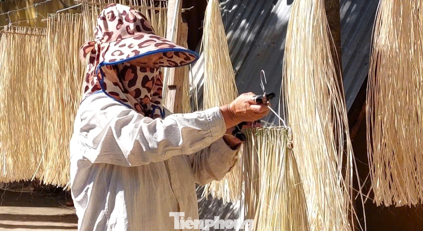 Bà Nguyễn Thị Xuân Liễu (sinh năm 1969) có trên 25 năm làm nghề chẻ lạt, chia sẻ, mỗi năm bà chỉ chẻ lạt vào thời gian 3 tháng cận Tết, từ đầu tháng 10 đến cuối tháng 12. Còn khoảng 5 - 6 tháng trong năm bà chẻ nan cho hàng mã.