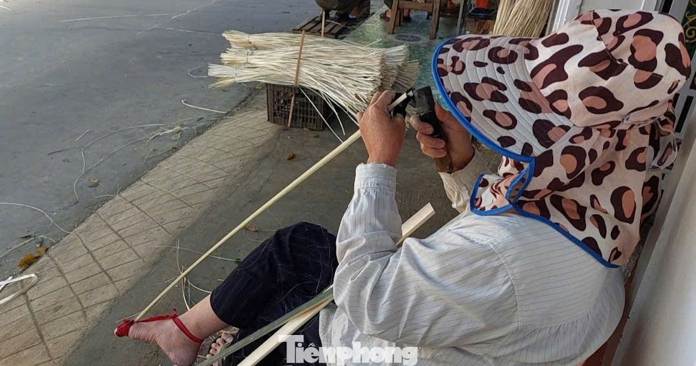 Bà Liễu cho biết, chẻ lạt rát và mỏi tay, do làm quen rồi nên không đau.