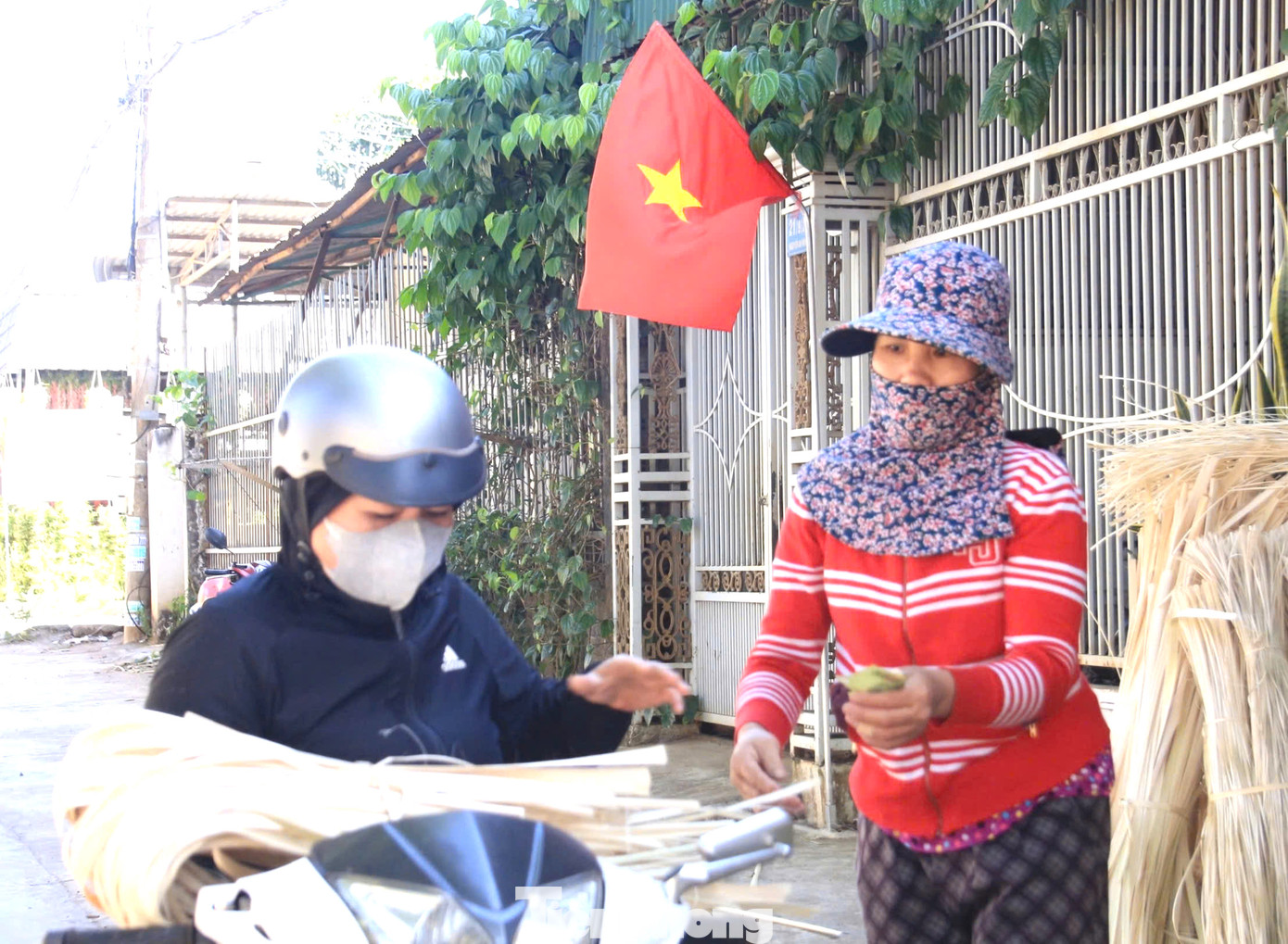 Gia đình bà Nhạn làm nghề này quanh năm, nhưng đợt cao điểm nhất là vào gần Tết Nguyên đán. Trong nhà bà lúc nào cũng ngồn ngộn những ống lồ ô.
