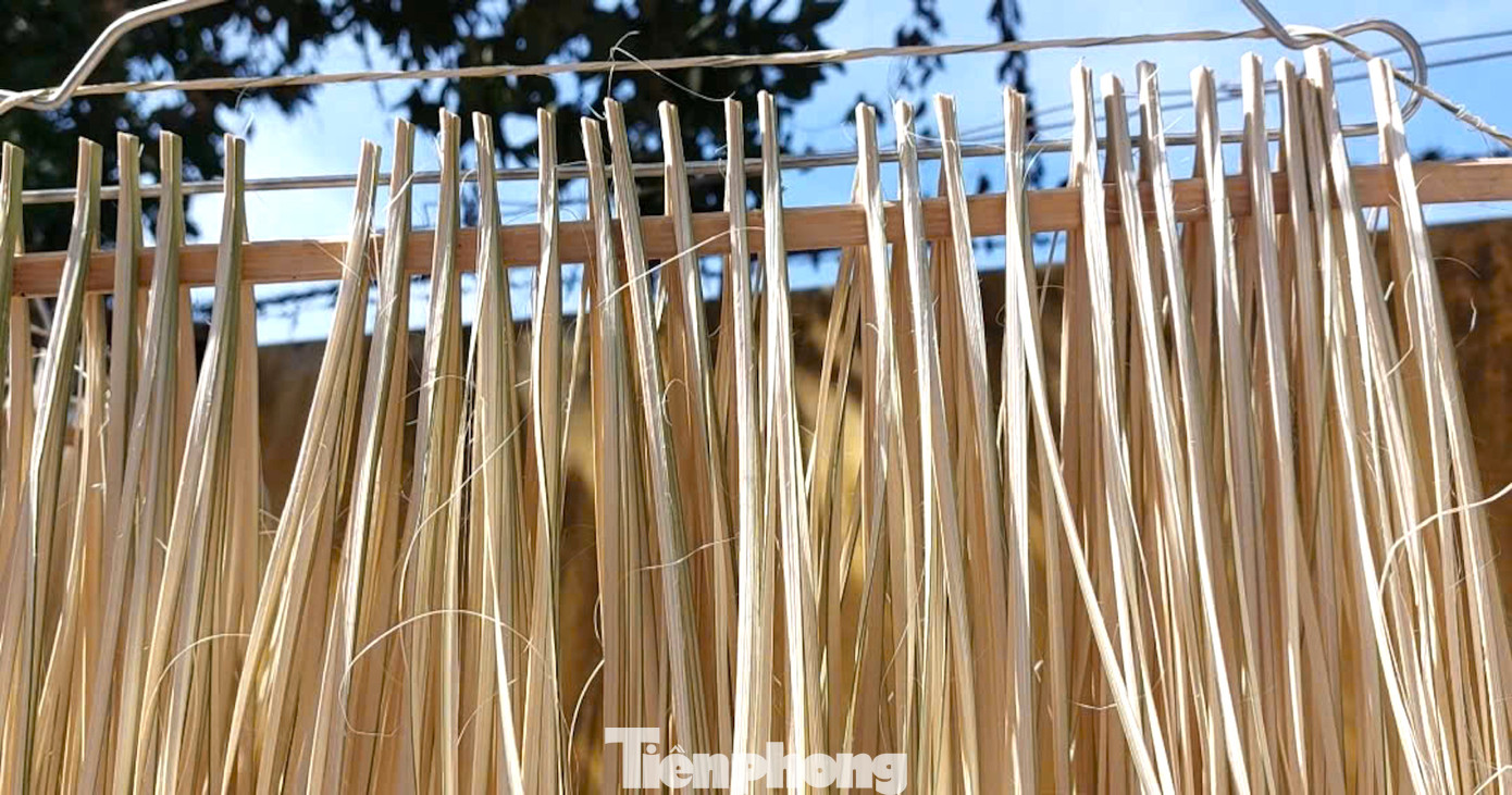 Theo kinh nghiệm của các thợ chẻ, muốn tách được những chiếc lạt mỏng, dẻo dai, bán được giá phải kết hợp tay, chân với dao. Từ các ống lồ ô, dùng dao nhỏ sắc pha ra thành những thanh nhỏ và đều, tay kéo xuống phía dưới, tách ra được những chiếc lạt đều.