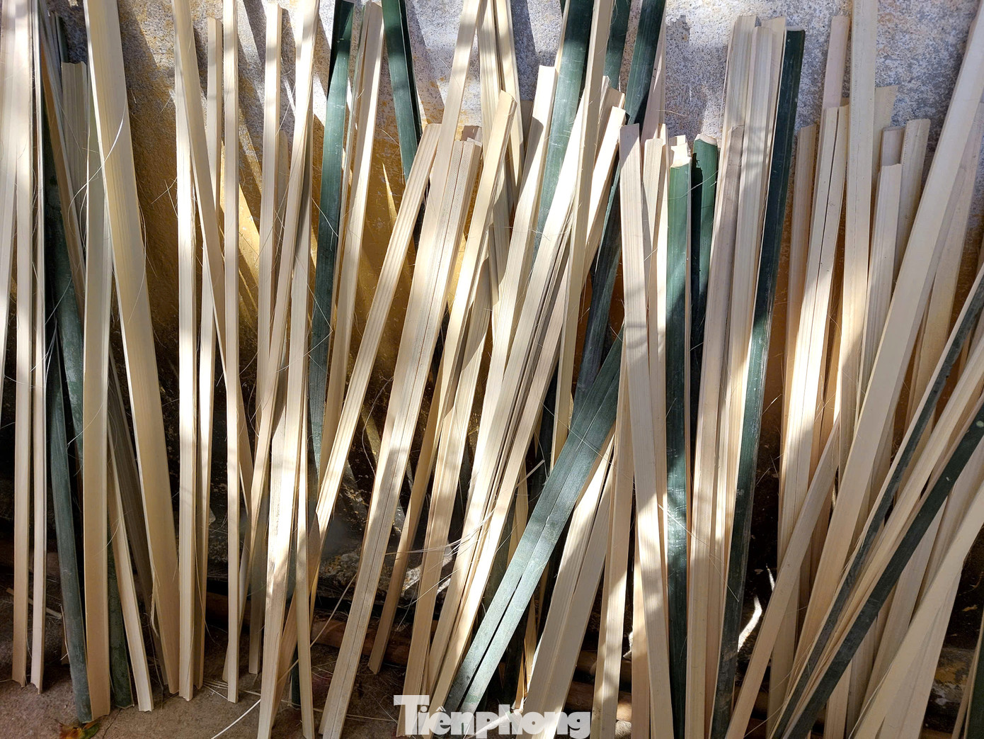 Để có nguồn nguyên liệu, chồng bà phải đi gần 100 cây số để lấy ống lồ ô. Theo bà Nhạn, nghề này cũng có những khó khăn, vất vả riêng. Nhờ nghề mà vợ chồng bà nuôi được hai người con học đại học, cao đẳng.